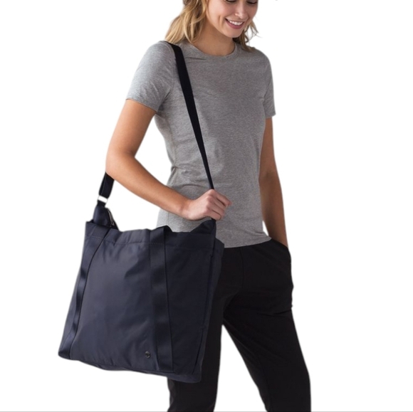 Lululemon Carry The Day Bag Women's OS 22L Gym Active Travel Midnight Navy 3/17 - Picture 2 of 16